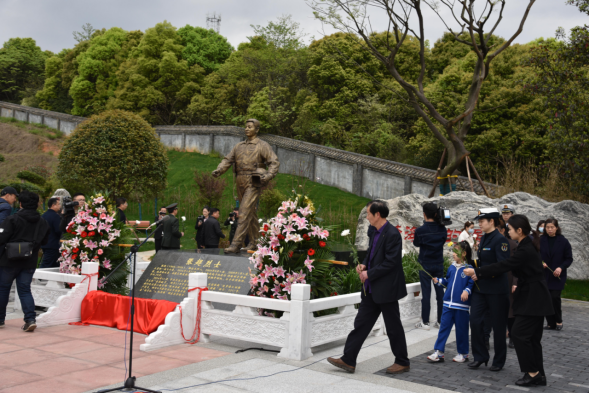 岳阳市为张超烈士墓举行揭幕仪式