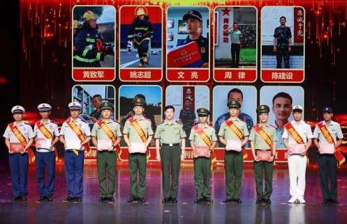 常德军分区政委张冬果现场颁发"励志奉献"关爱金